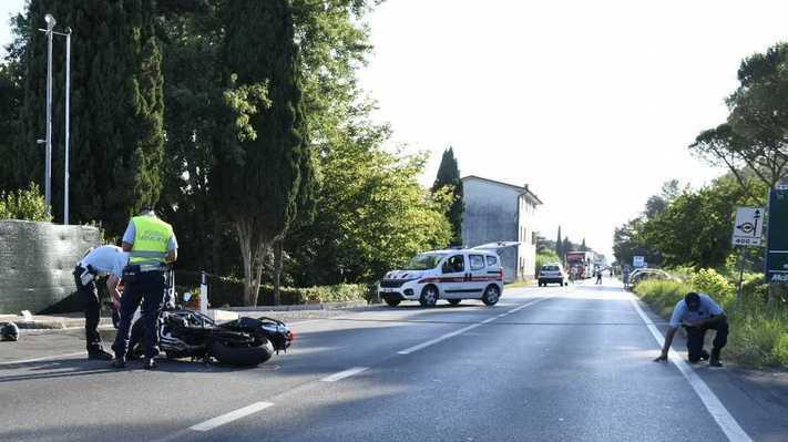 Grave motociclista dopo lo scontro con un’auto