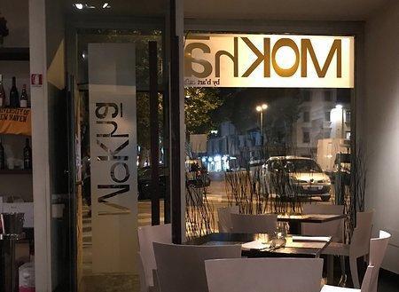 Rubano cinque bottiglie dopo la cena al Mokhà Arrestati dai carabinieri