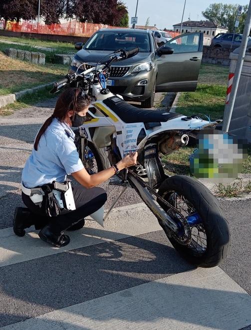 Trasporta un minore senza casco: multato 