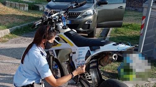 Trasporta un minore senza casco: multato