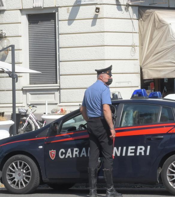 Avvicina l’ex fidanzata e le strappa il telefono