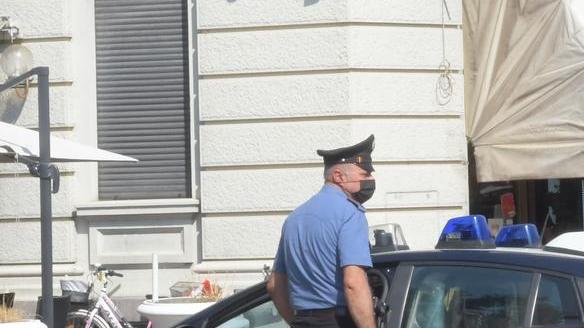 Avvicina l’ex fidanzata e le strappa il telefono