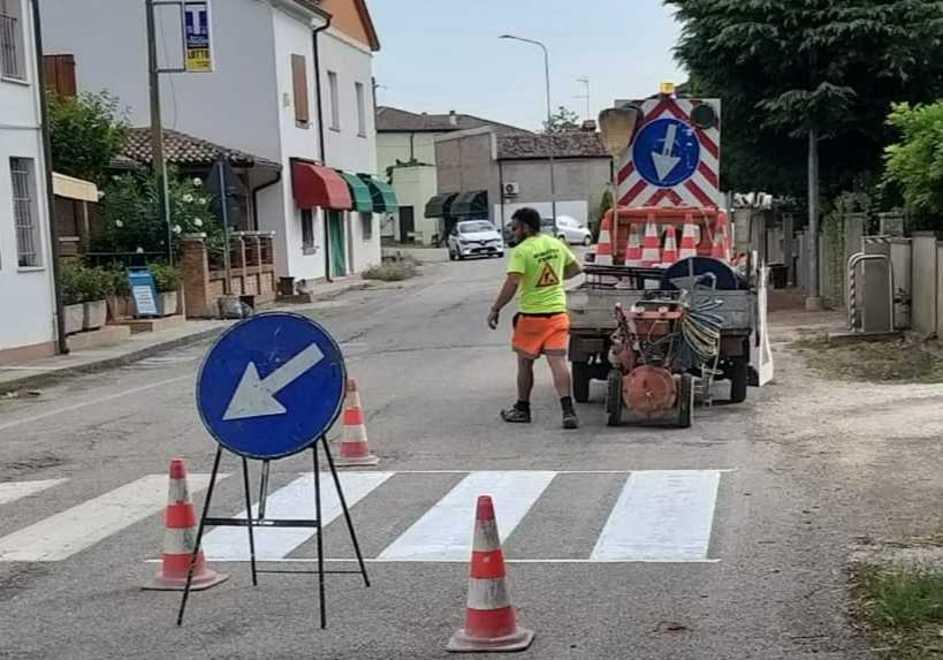 Strisce rinfrescate in strada