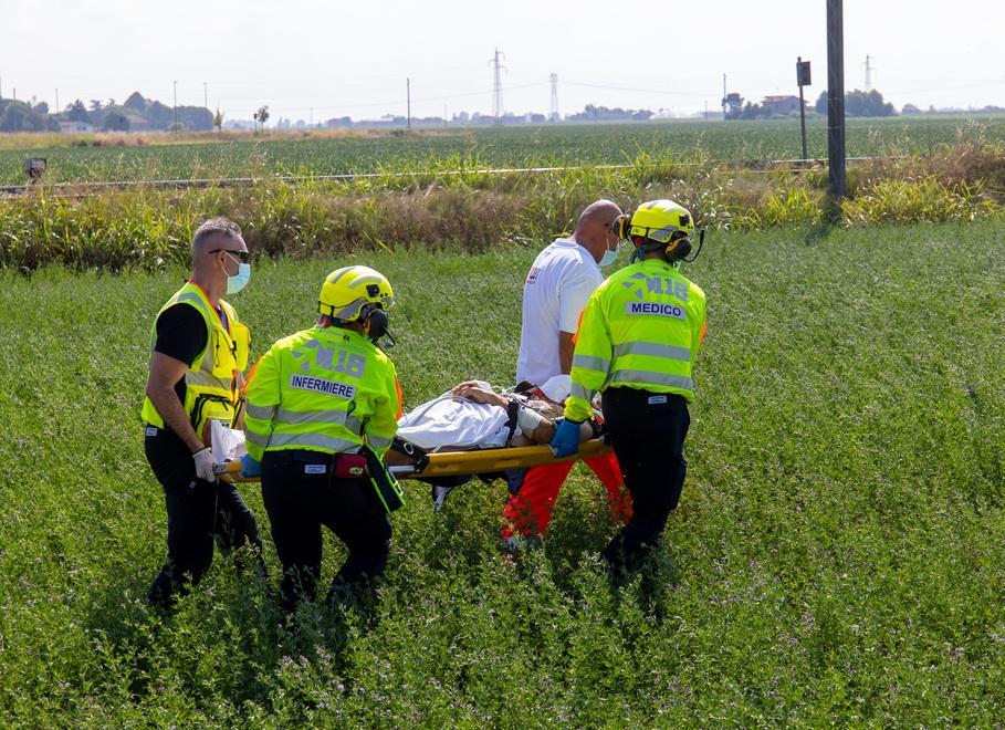 Cade dalla bicicletta Paura per un 65enne ferito gravemente 