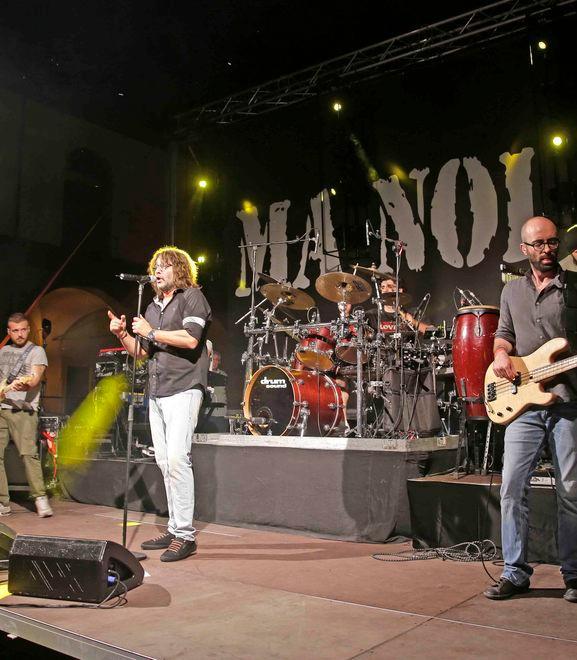 I Ma Noi No cantano i successi dei Nomadi in piazza Chiesa 