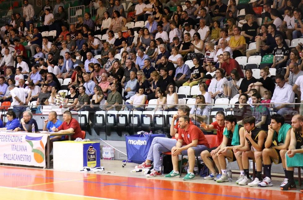 Palazzetti semi-vuoti Il basket insorge 
