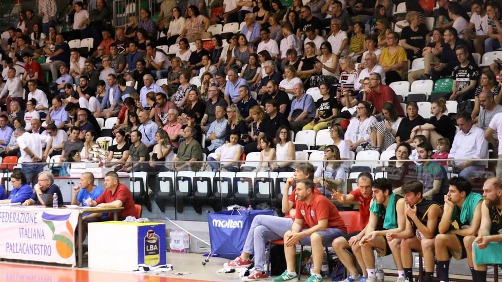 Palazzetti semi-vuoti Il basket insorge