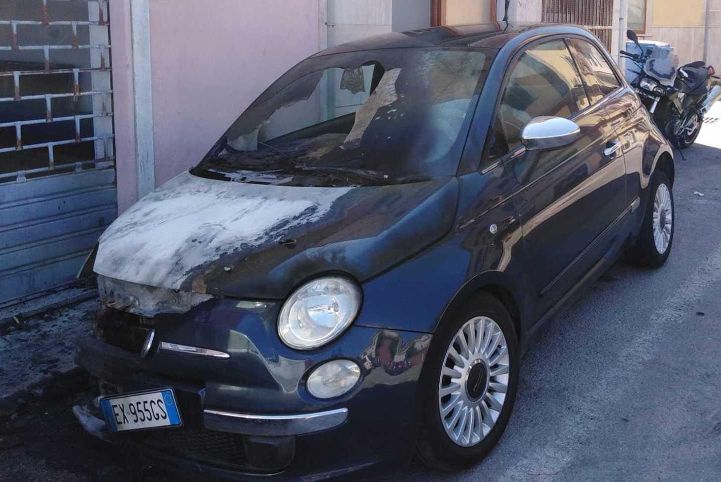 Incendiate le auto di padre e figlia 