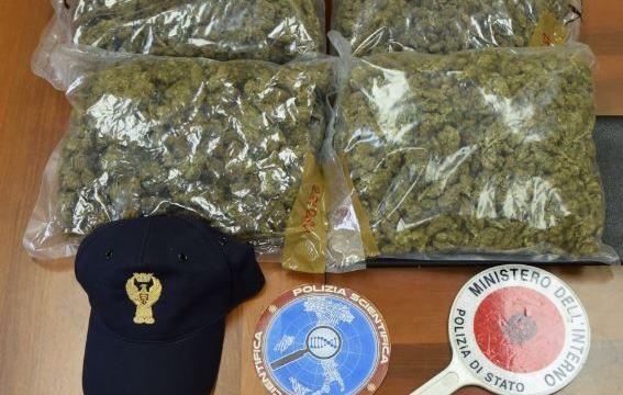 In casa 2 chili di marijuana: arrestato 