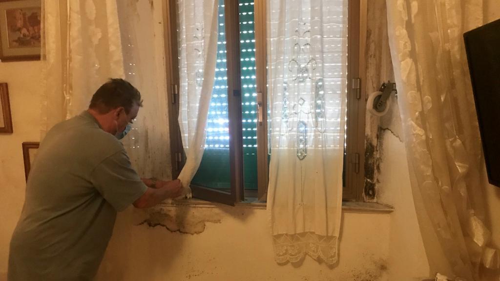 Muffa e infiltrazioni nella casa popolare. «Non si può vivere così»