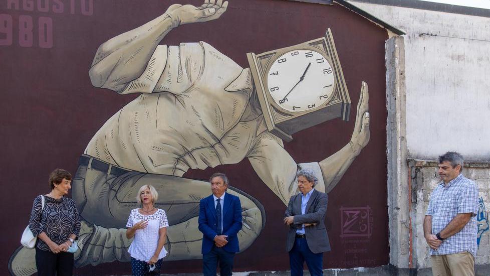 L’orologio fermo sulle 10.25 sul muro dell’ex Camilli