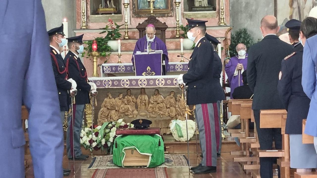 Un momento del rito funebre (foto massimo locci)
