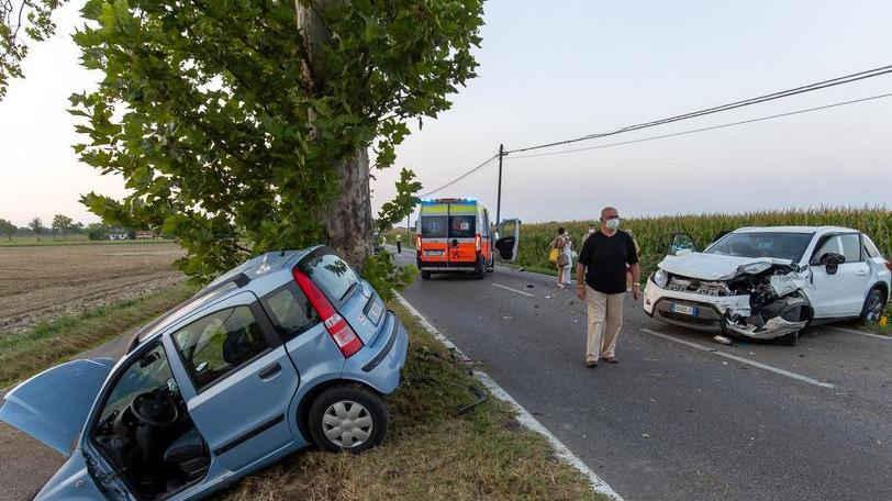Tremendo frontale tra 2 auto: grave ventenne