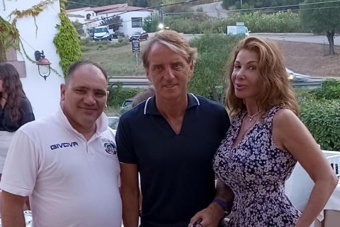 Roberto Mancini fra il ristoratore Giuseppe De Vito e l'orafa Marianna Monticelli