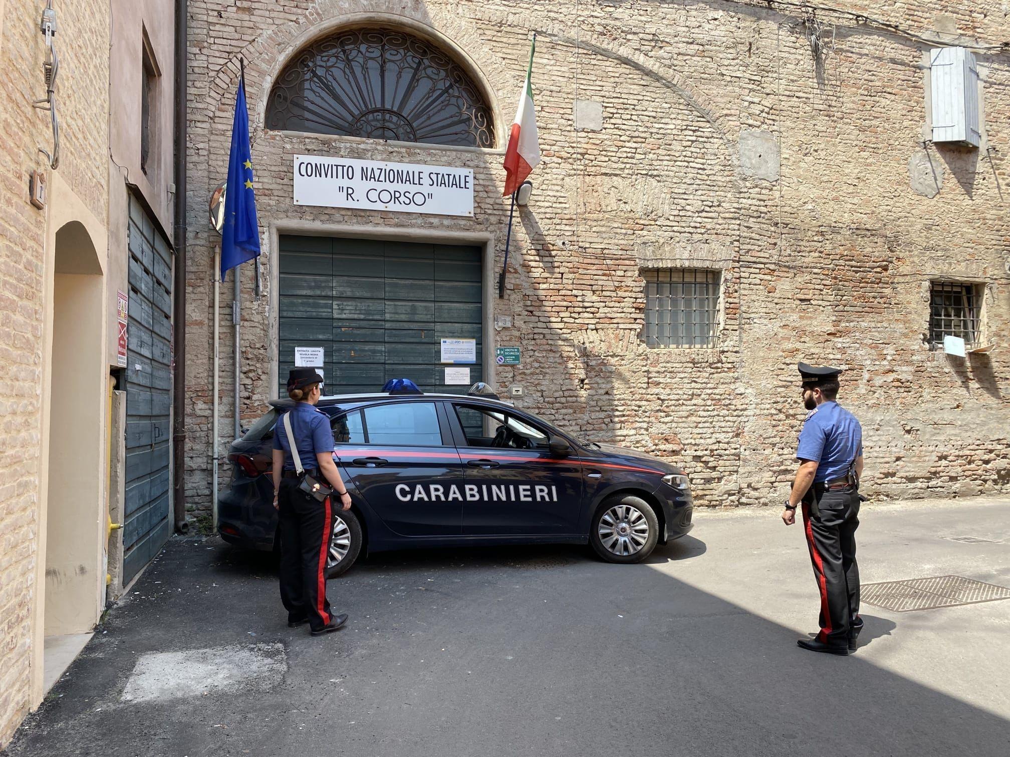 I carabinieri davanti all'ingresso del Convitto Corso a Correggio