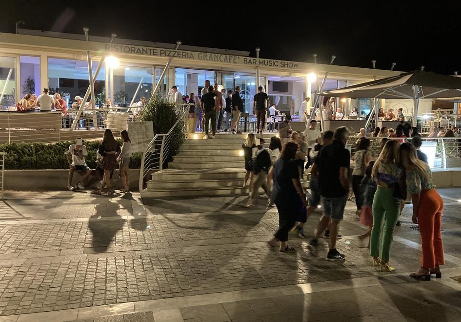 Profilattici e alcoltest gratis distribuiti in zona movida 