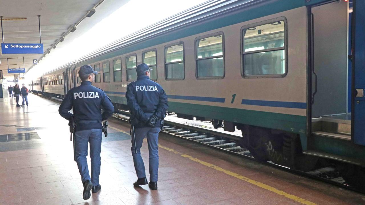 Non porta la mascherina sul treno, tenta di mordere l'agente della Polfer