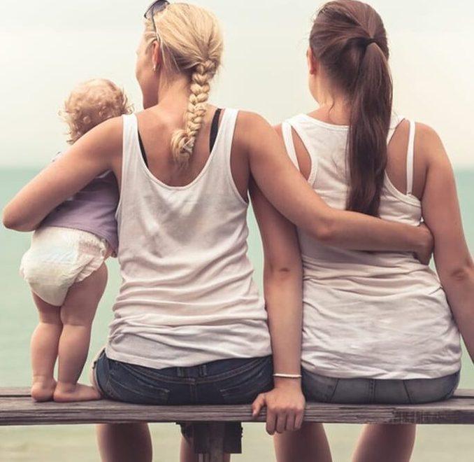 Il giudice per una coppia di mamme: No al diritto ad avere due madri per un figlio 