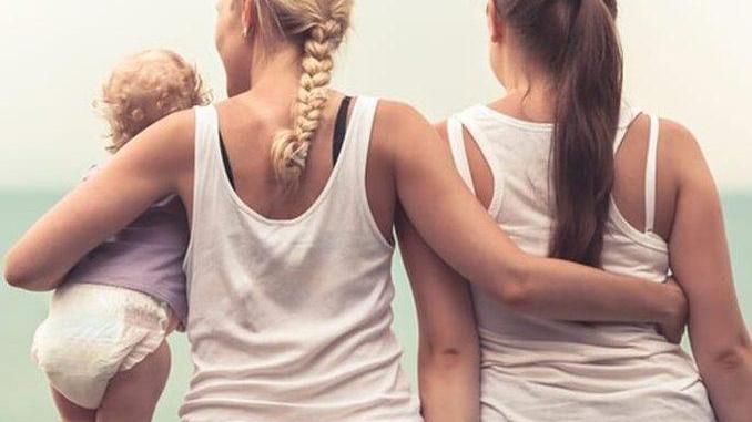 Il giudice per una coppia di mamme: No al diritto ad avere due madri per un figlio