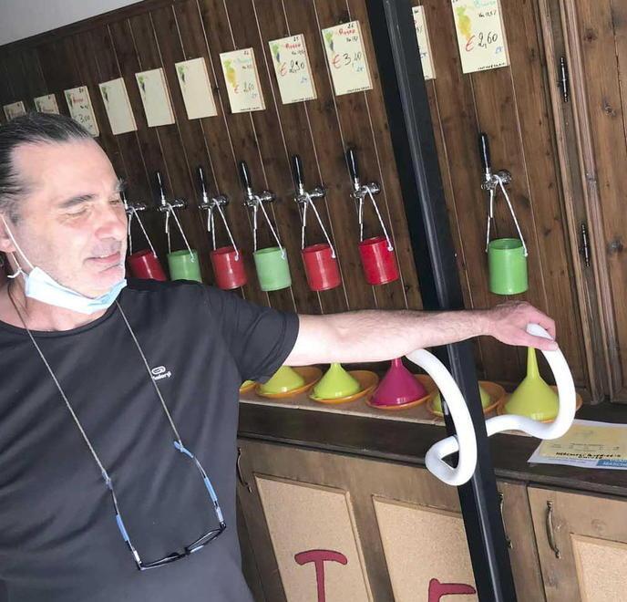 L’interno de “La sfusoteca” (Foto Fabio Muzzi)