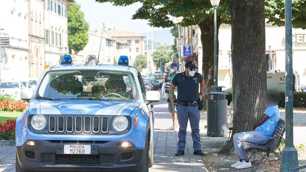I controlli della polizia in piazza Don Minzoni