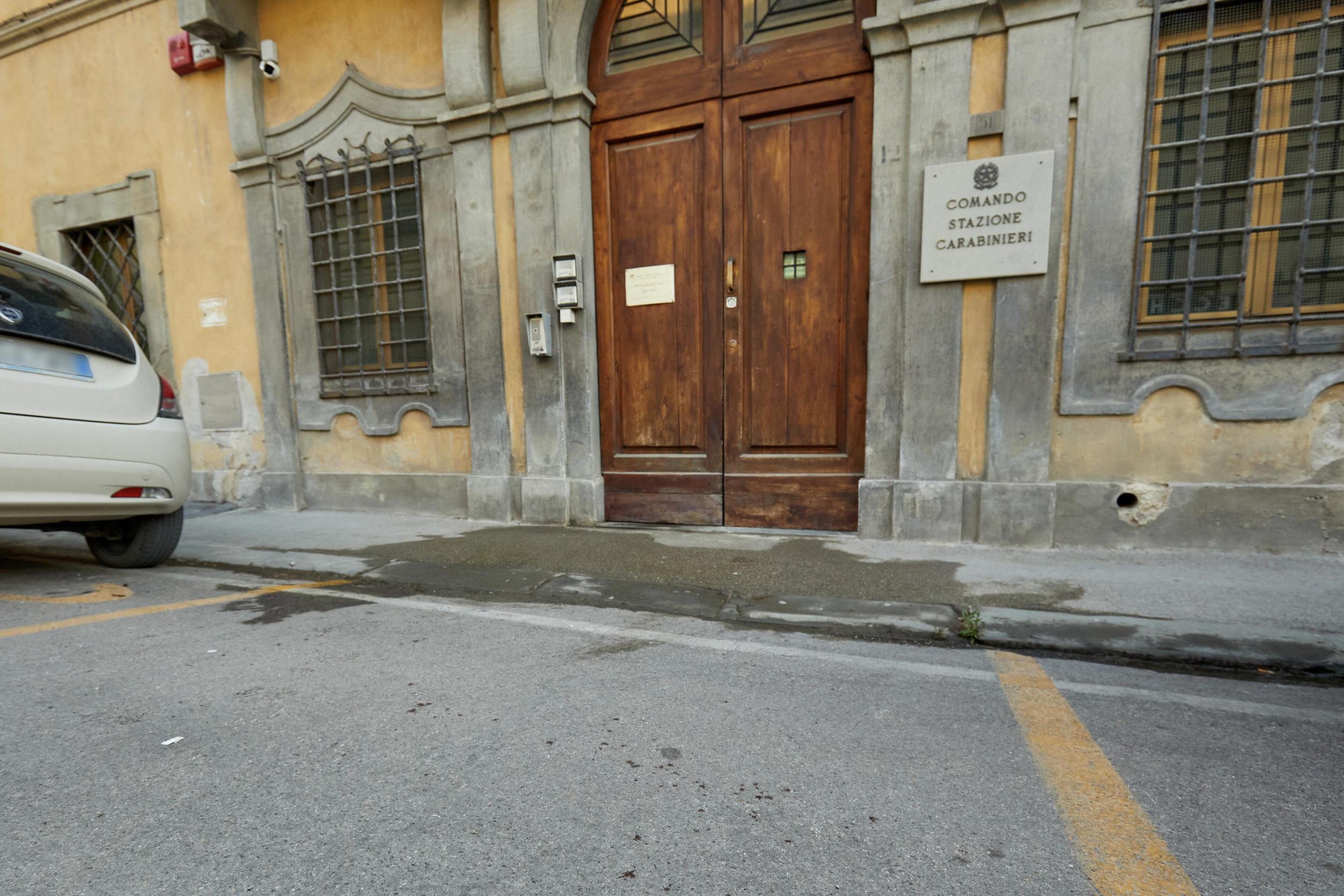La caserma dei carabinieri di Certaldo con la chiazza di acqua gettata per ripulire l’asfalto dalle macchie di sangue