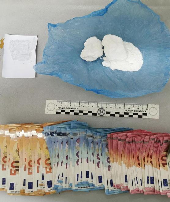 Vendeva la cocaina attraverso il muro 
