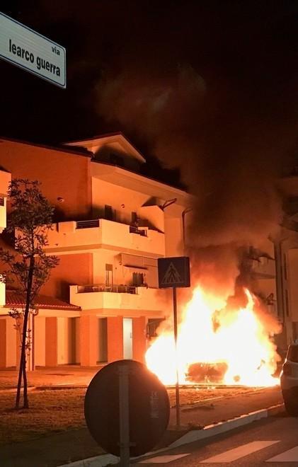 Auto a fuoco vicino alle case