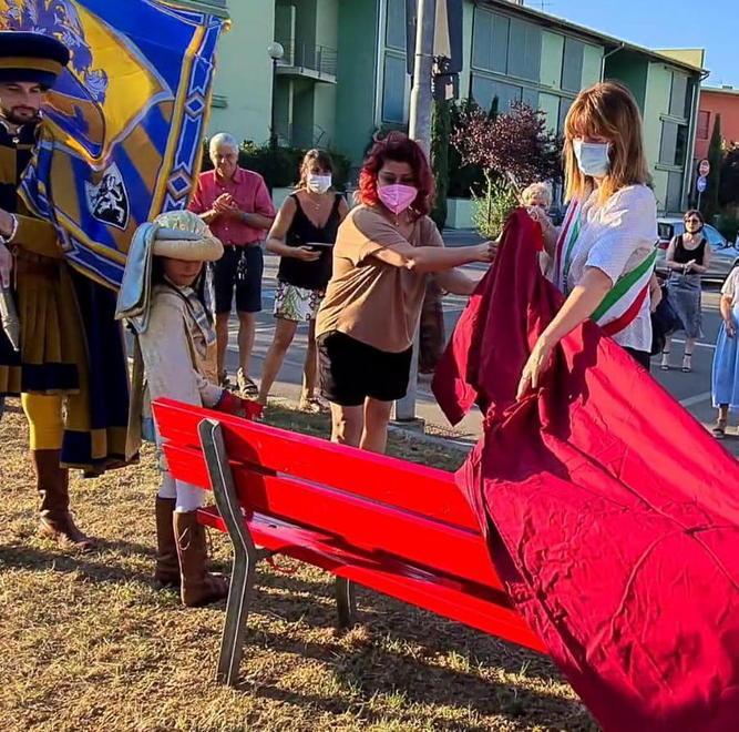 Panchina rossa contro la violenza sulle donne 