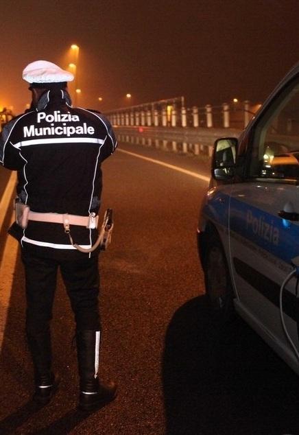 Una tubatura si rompe e si allaga la strada
