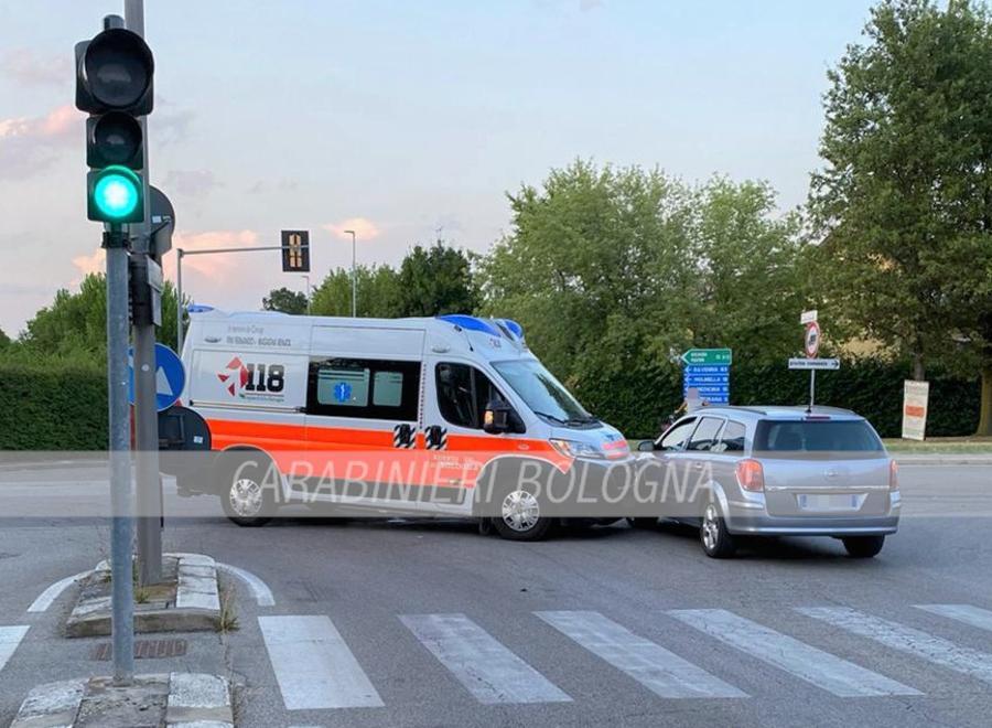 Violento schianto tra due automobili e un’ambulanza 