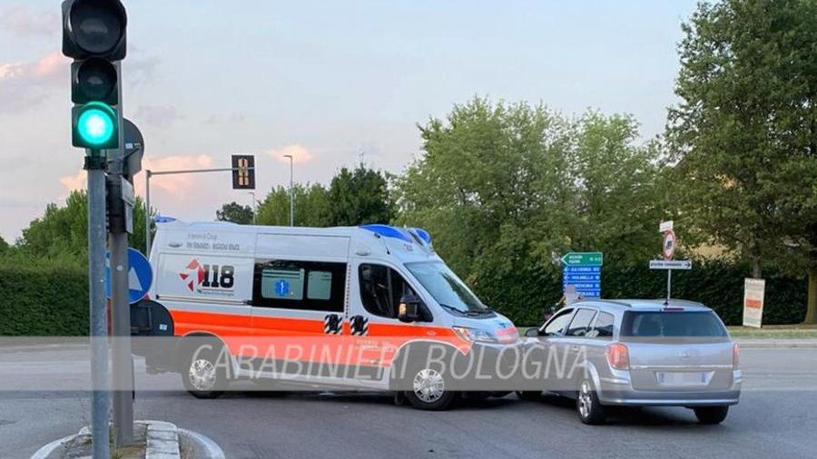 Violento schianto tra due automobili e un’ambulanza