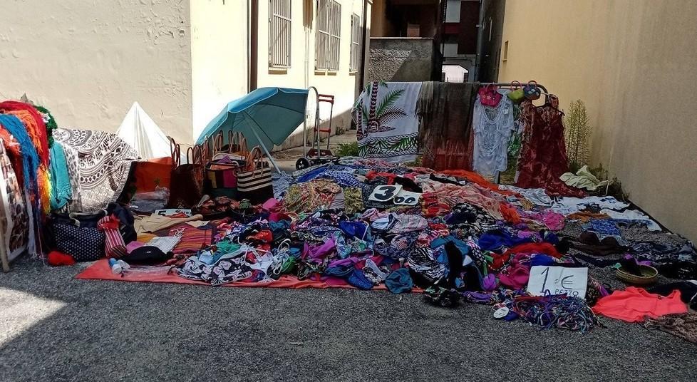 I venditori abusivi sorpresi dai vigili Sequestrata la merce