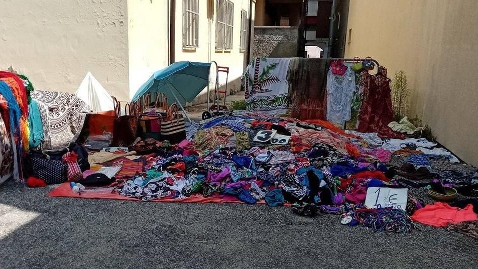 I venditori abusivi sorpresi dai vigili Sequestrata la merce