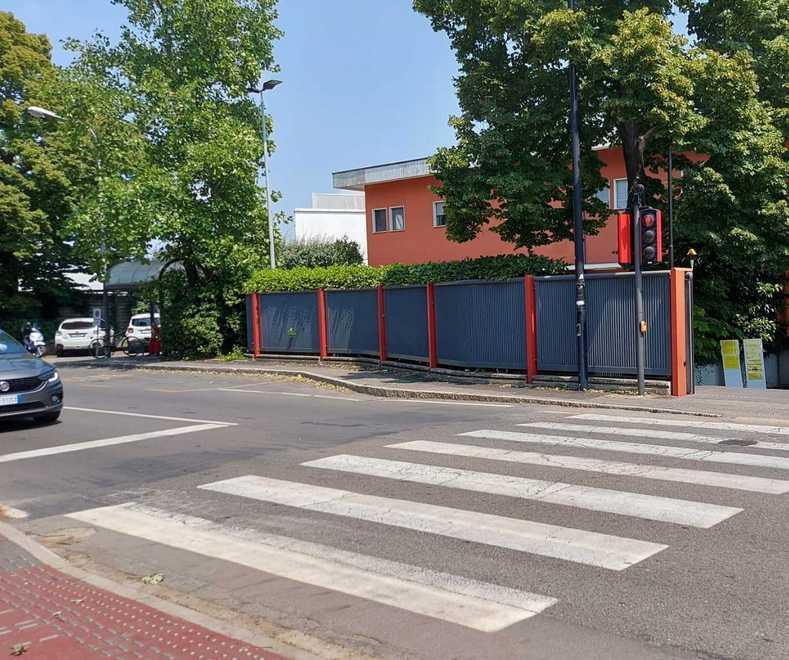 Se auto e i ciclisti ignorano il “rosso” di fronte alla Ferrari 