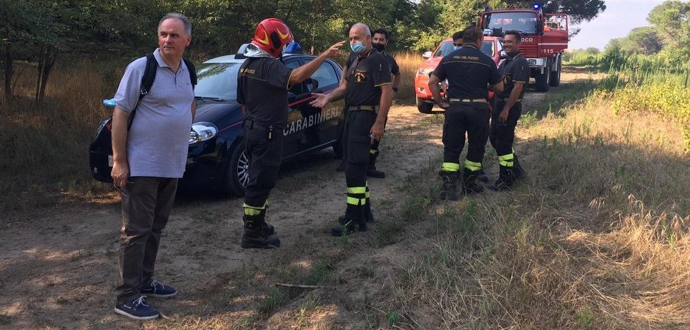 Altri tre fuochi accesi in pineta. Il sindaco: «Sono preoccupato»