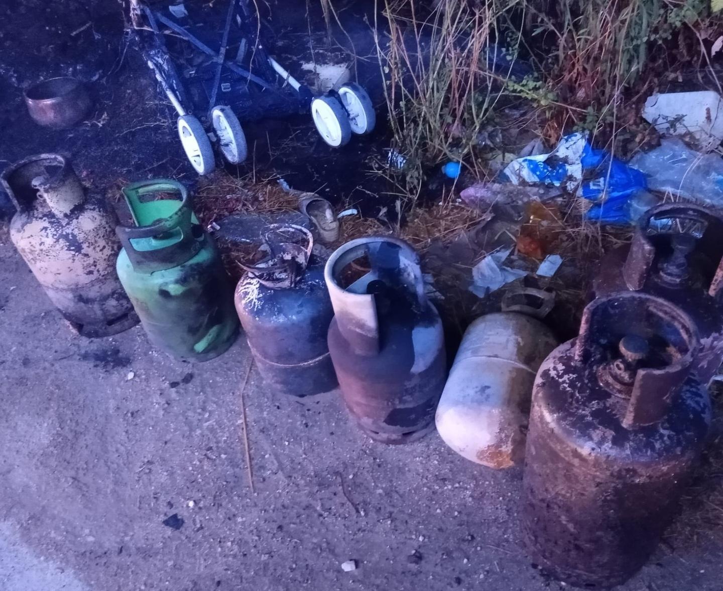 Rogo di rifiuti vicino al campo rom 