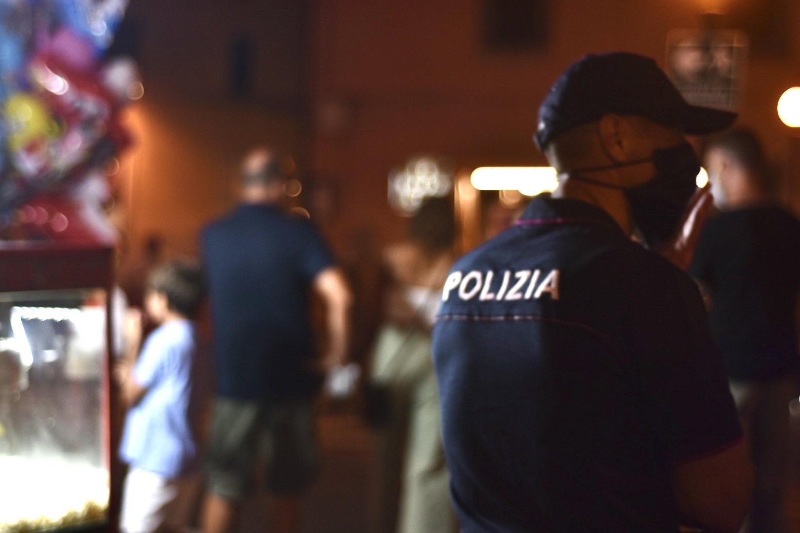 Vede due ladri rubare biciclette in via del Leone: ne blocca uno e lo fa arrestare 