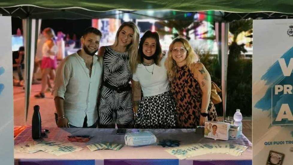 Ecco gli operatori di strada, a Marina di Cecina distribuiti alcoltest a un centinaio di giovani