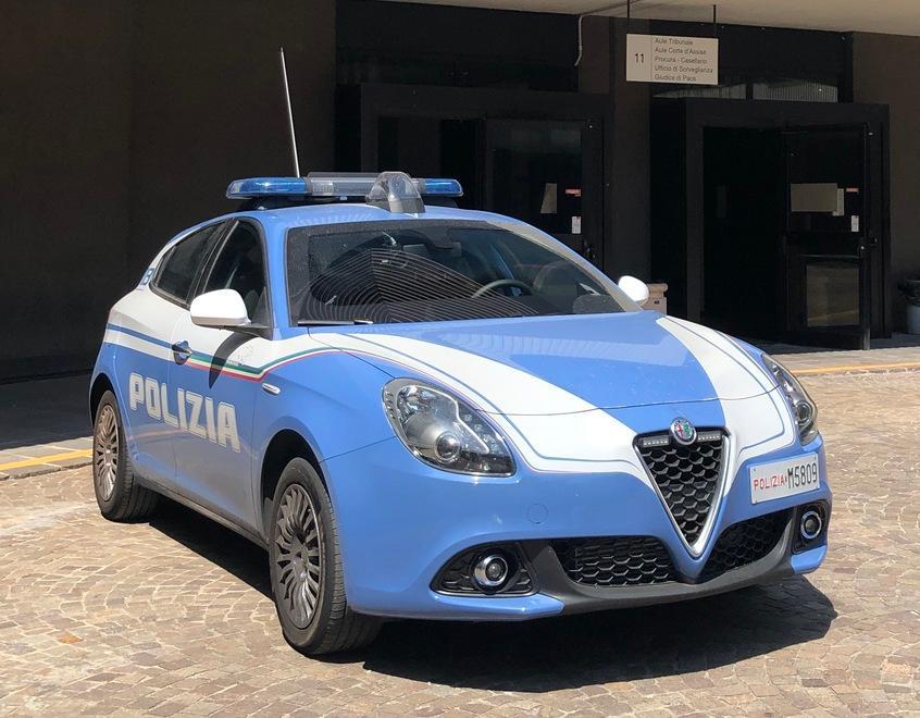 Assalto alla villetta lasciata incustodita: il vicino chiama il 113 e fa arrestare il ladro 