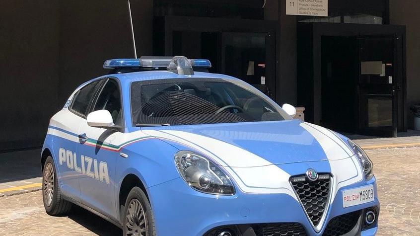 Assalto alla villetta lasciata incustodita: il vicino chiama il 113 e fa arrestare il ladro