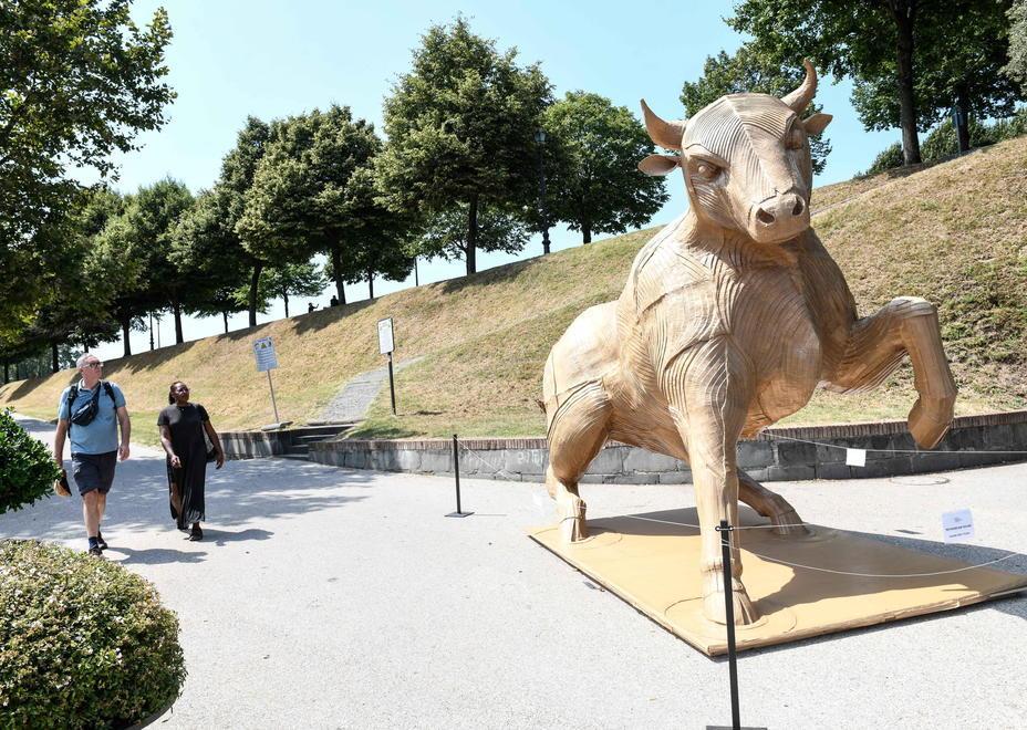 Biennale Cartasia, statue monumentali nelle piazze di Lucca 