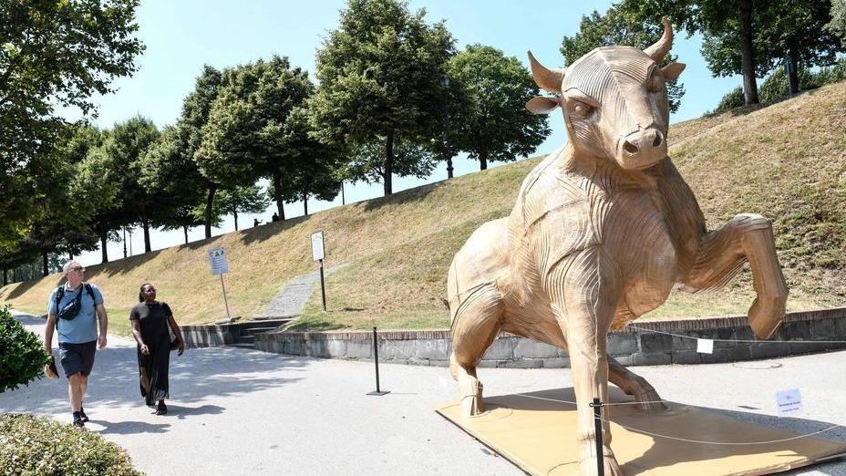 Biennale Cartasia, statue monumentali nelle piazze di Lucca