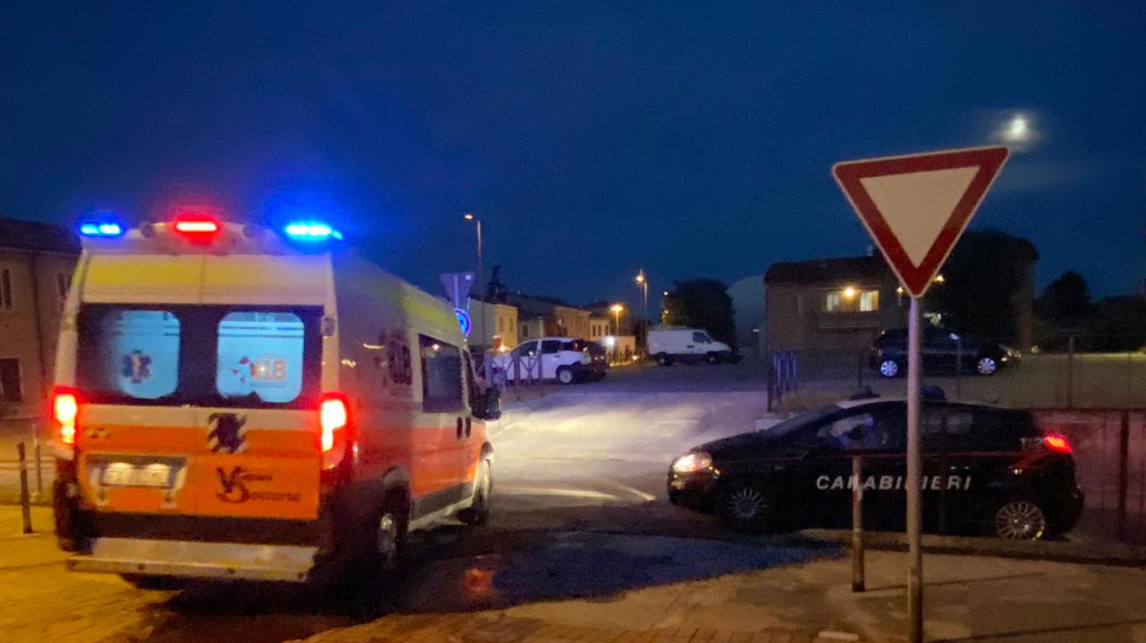 Un'ambulanza e una pattuglia dei carabinieri (foto archivio)
