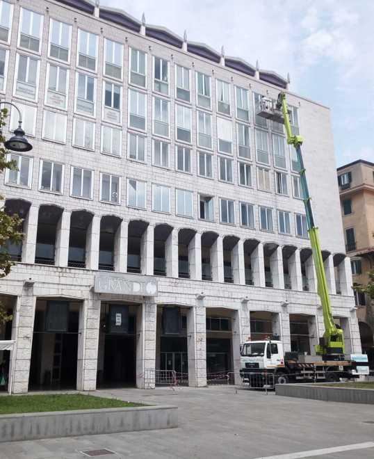 Il Palazzo Grande si rifà il trucco: al lavoro per pulire la facciata 
