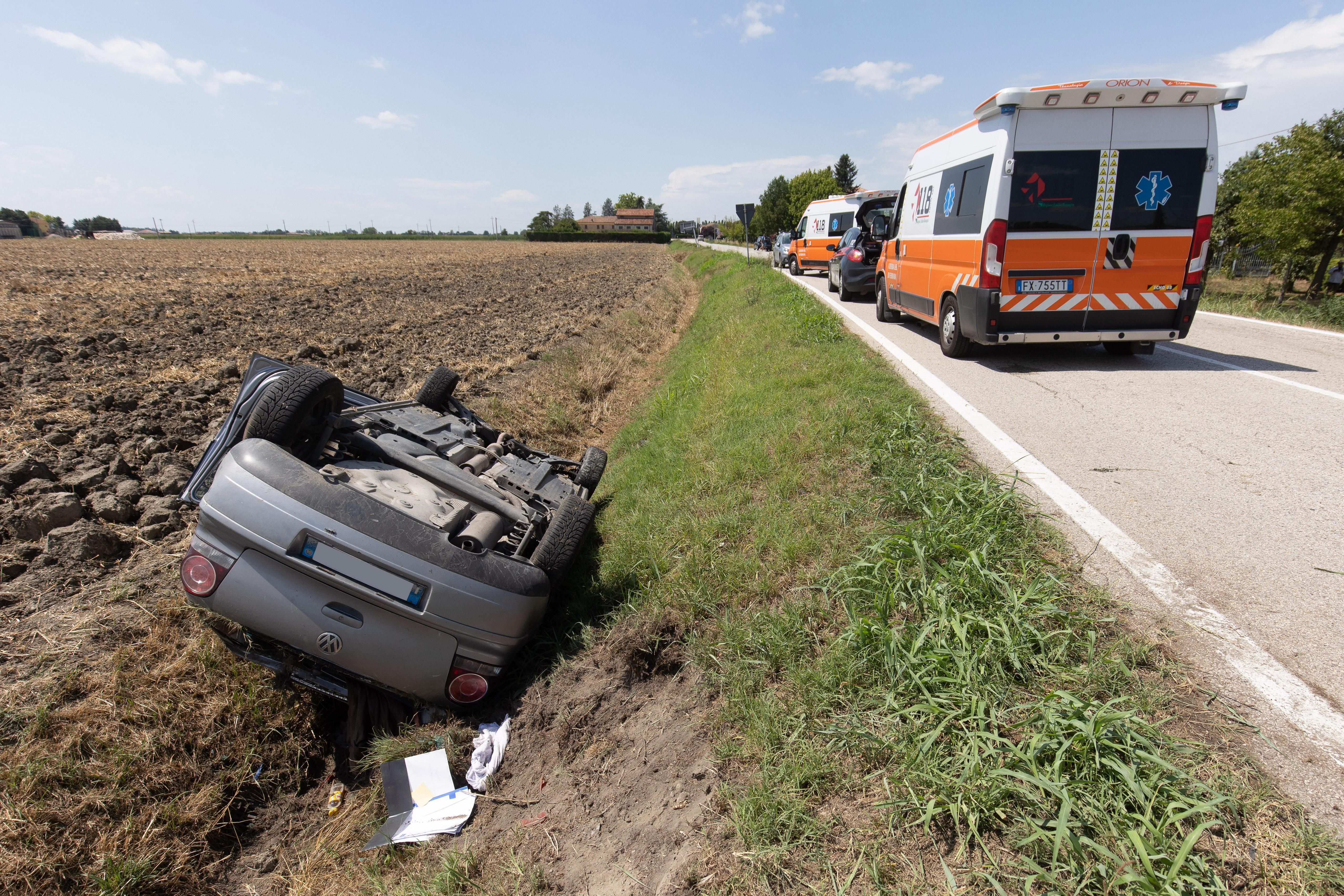 Auto fuoristrada si ribalta in un fosso, famiglia all'ospedale