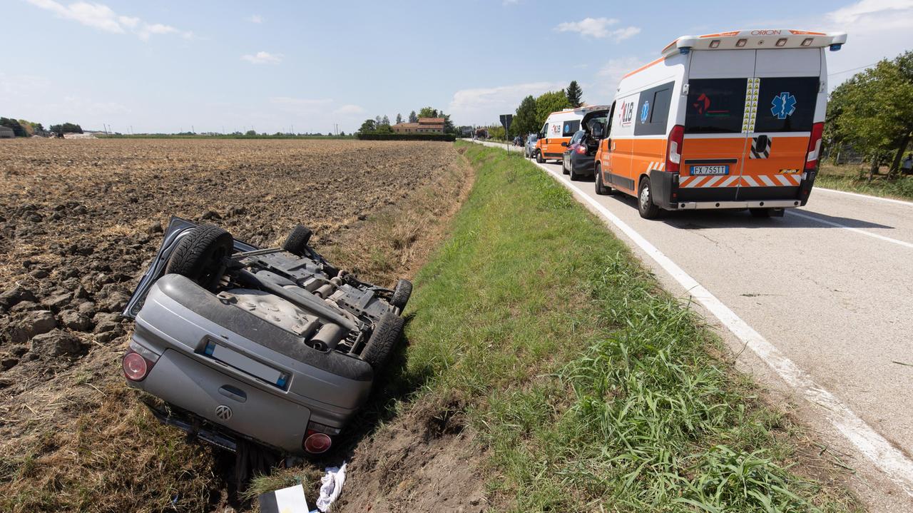 Auto fuoristrada si ribalta in un fosso, famiglia all'ospedale