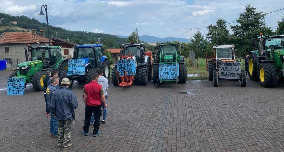 Trattori schierati a favore della diga, a ottobre andranno davanti alla Regione 