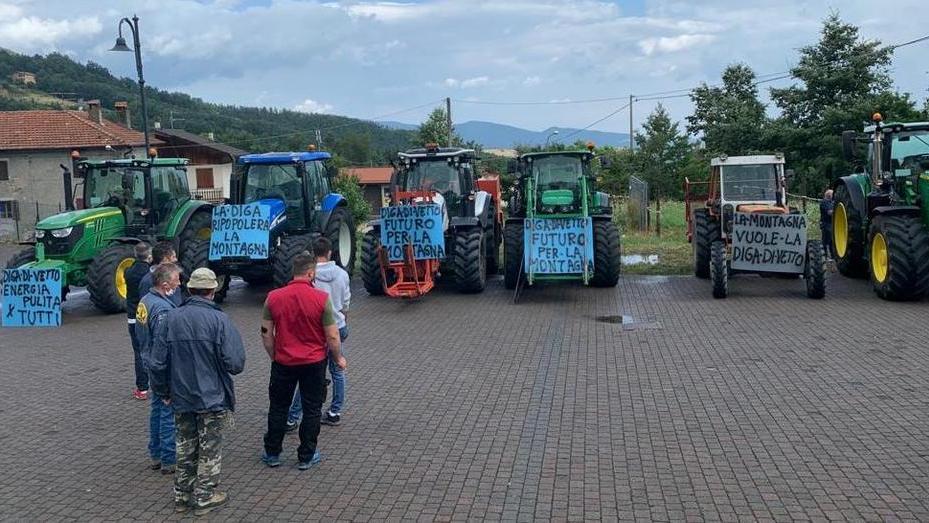 Trattori schierati a favore della diga, a ottobre andranno davanti alla Regione