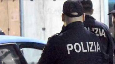 Trova in casa due uomini “armati” di torcia